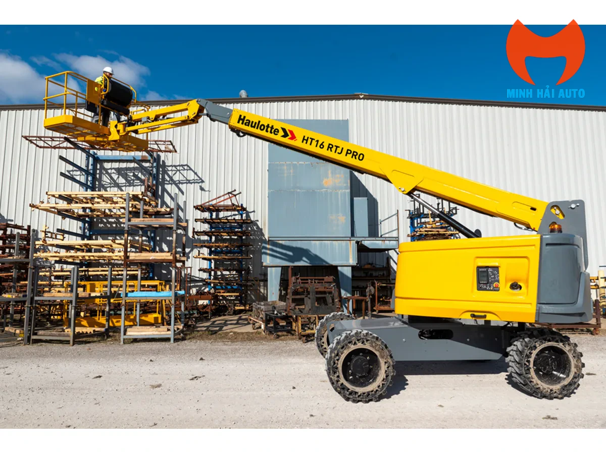 Haulotte HT16 RTJ PRO vươn cần thẳng tại nhà xưởng