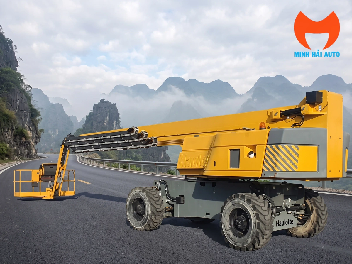 Xe nâng người Haulotte HT43 RTJ PRO ở trạng thái thu cần