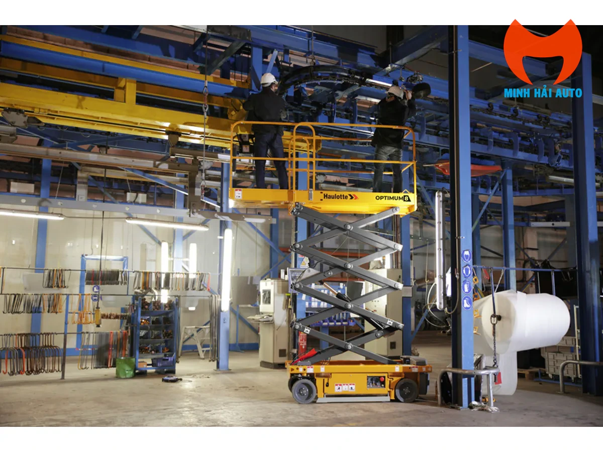 Haulotte OPTIMUM 8 làm việc trong khu vực nhà xưởng