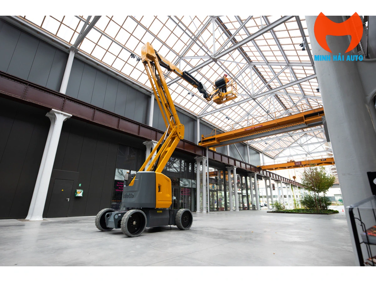 Xe nâng người Haulotte SIGMA 16 PRO làm việc trong nhà xưởng