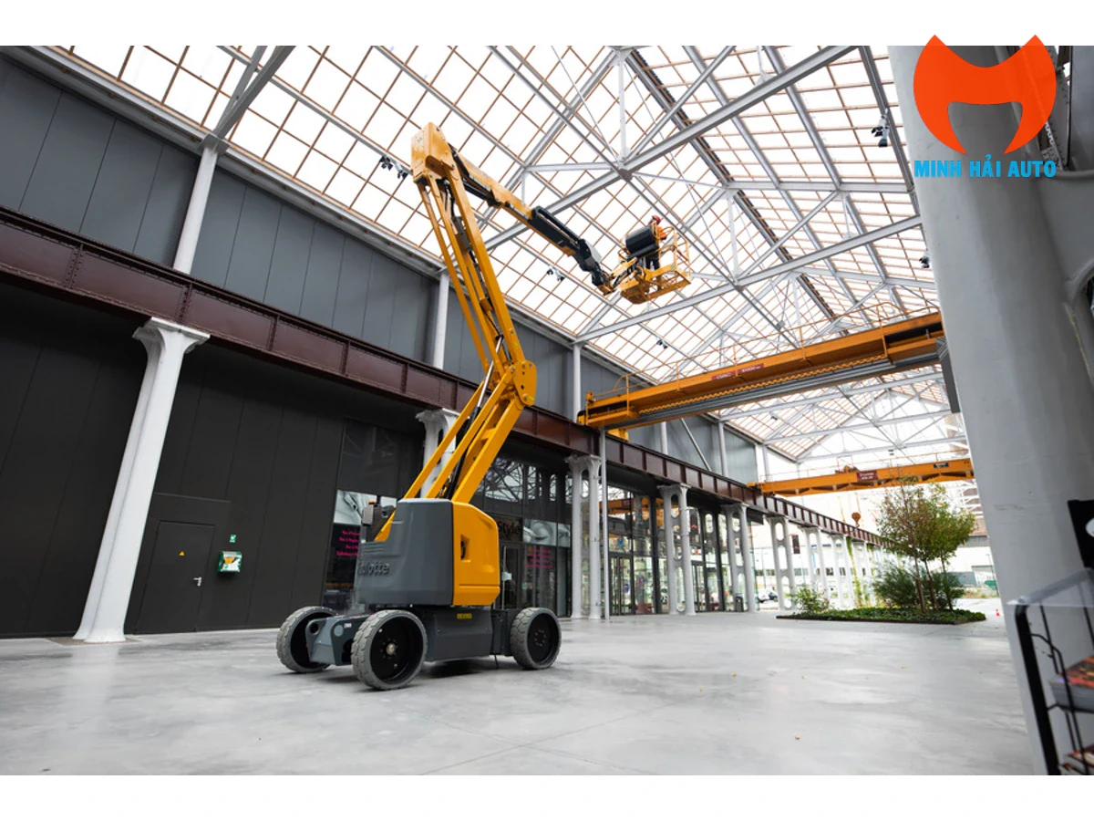 Xe nâng người Haulotte SIGMA 16 làm việc trong nhà