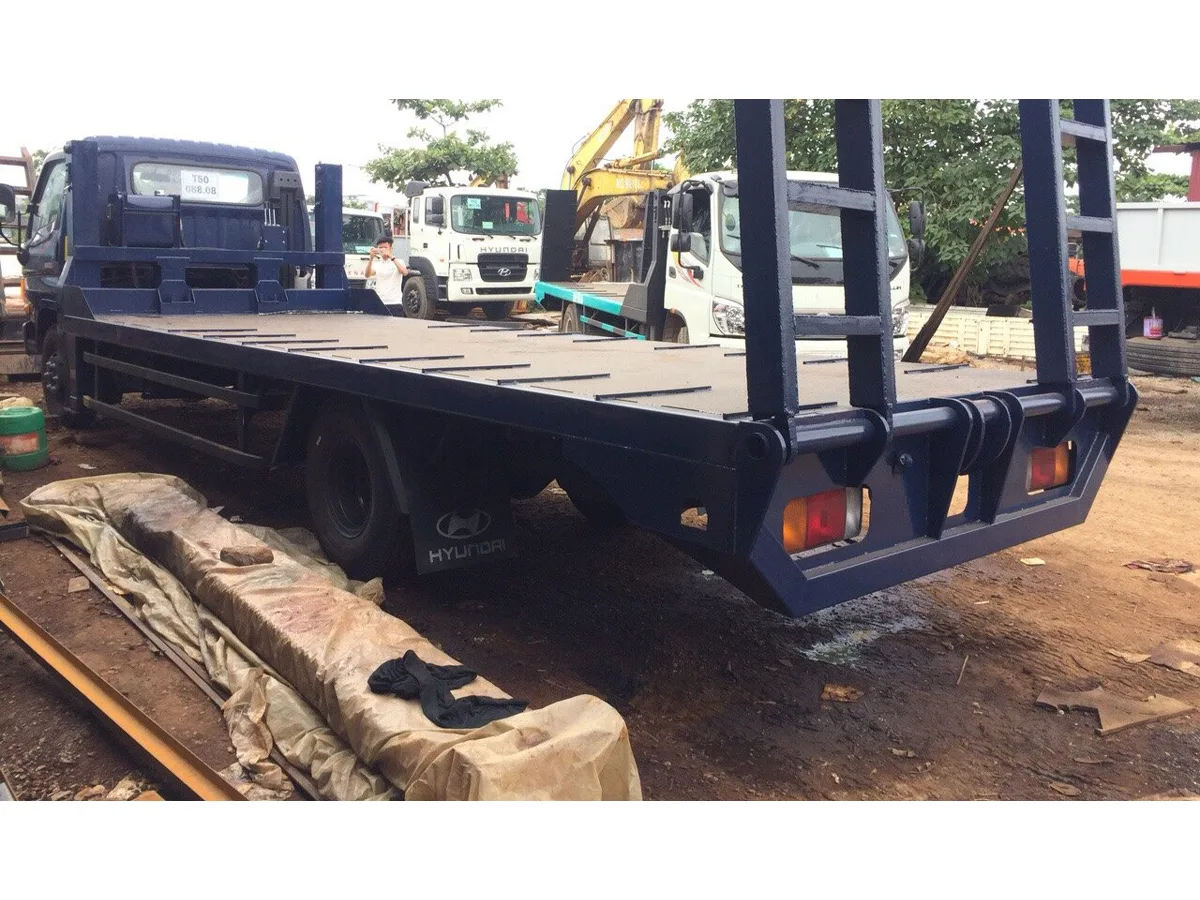Sàn chở máy và cặp cầu dẫn gập dựng đứng phía sau xe nâng đầu Hyundai HD120SL