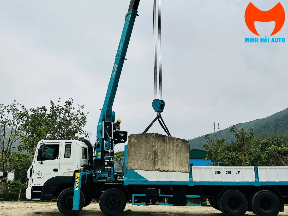 Vị trí lắp cẩu HLC-12015 gần cabin trên nền xe HD320