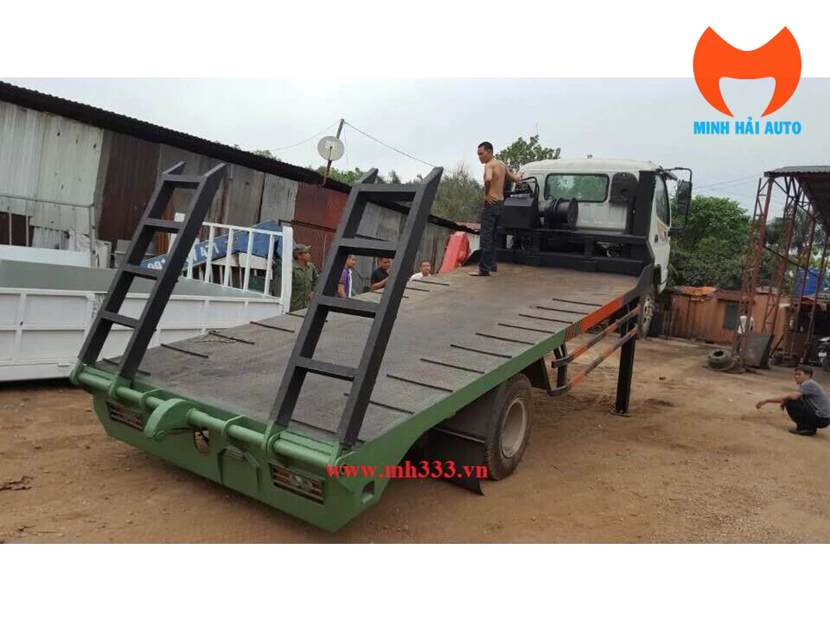 Sàn chở máy Hyundai HD700 khi triển khai chân chống nâng đầu, cầu dẫn ở phía sau