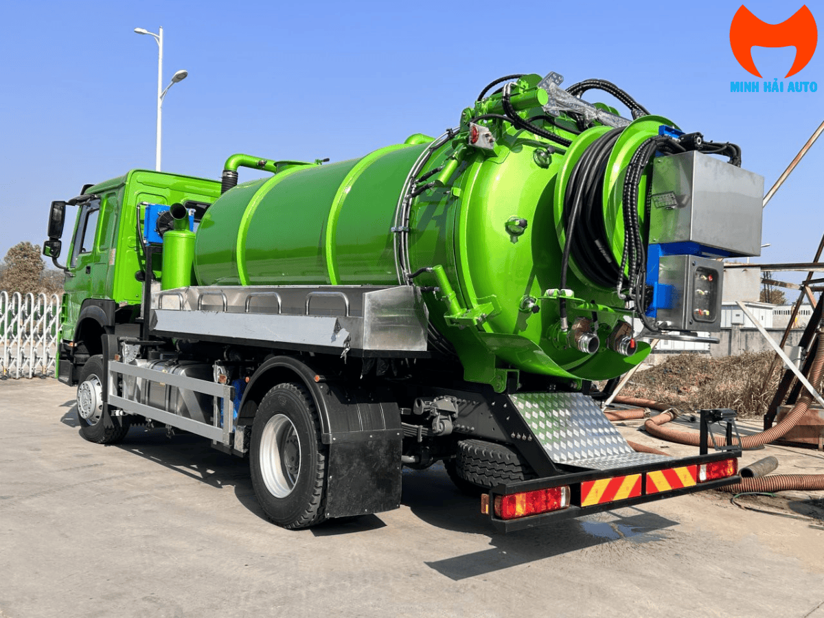 Hệ thống bơm hút chân không Moro và bơm phun áp lực Pratissoli lắp trên xe Howo.