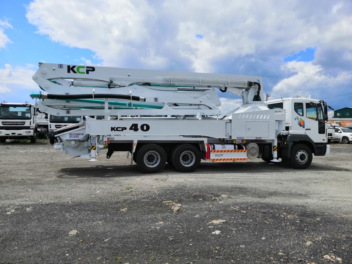 Hệ thống bơm thủy lực và bảng điều khiển của xe bơm bê tông KCP công suất 170m3h