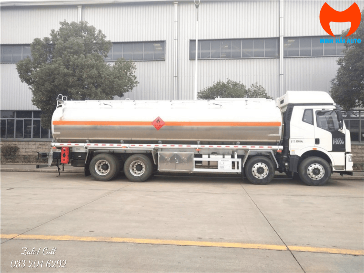 Hệ thống bơm và tủ điều khiển của xe téc có bơm xăng dầu 27 khối, dễ dàng thao tác.