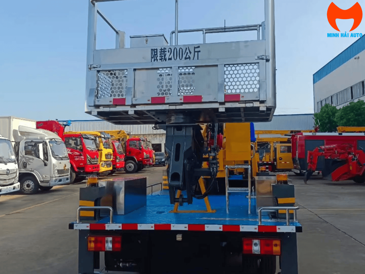 Hệ thống chân chống chữ V của xe thang nâng người JMC đảm bảo an toàn.