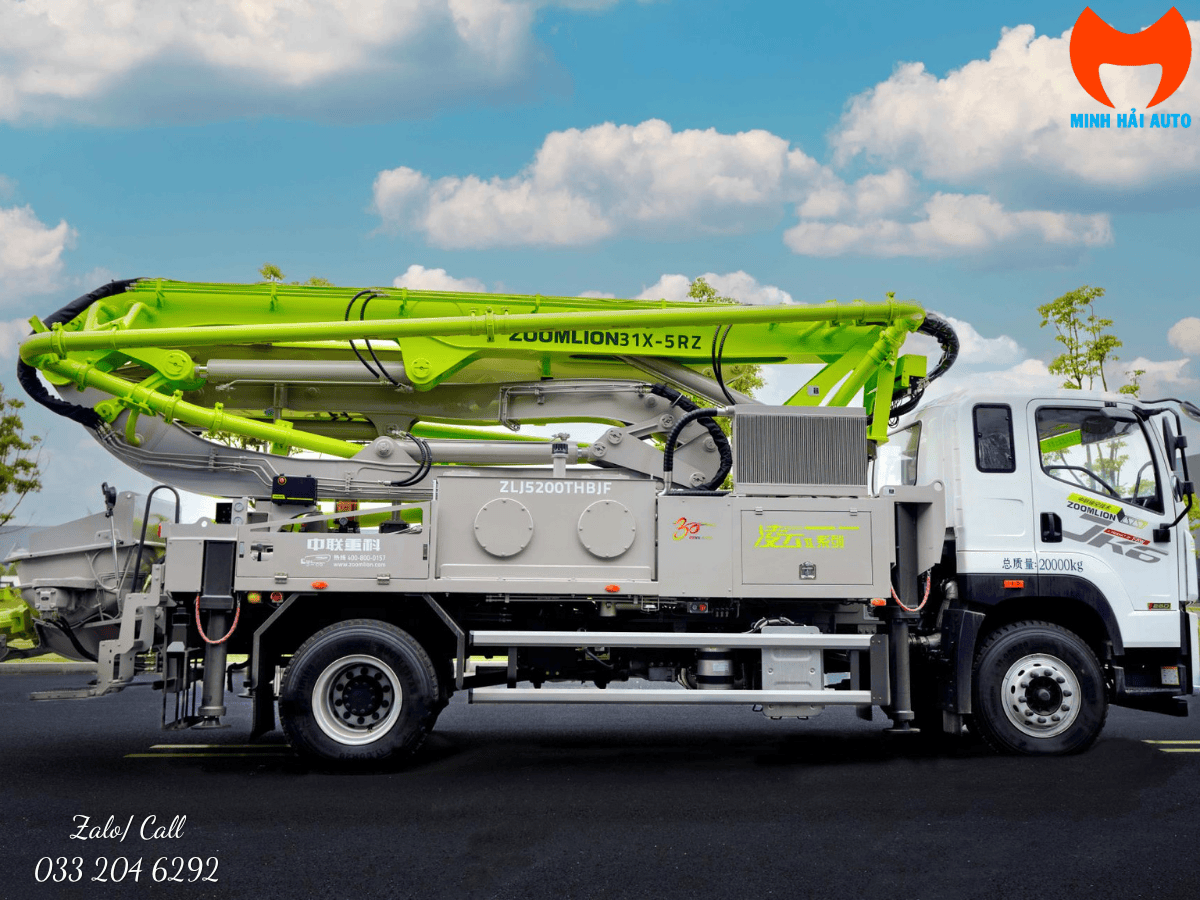 Hệ thống chân chống một bên của xe bơm bê tông Zoomlion 31X-5RZ giúp làm việc trong không gian hẹp.