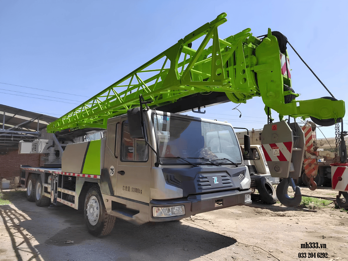 Hệ thống chân chống thủy lực của xe cẩu Zoomlion QY25 được mở rộng hoàn toàn, đảm bảo sự ổn định và an toàn tối đa khi làm việc trên mọi địa hình.