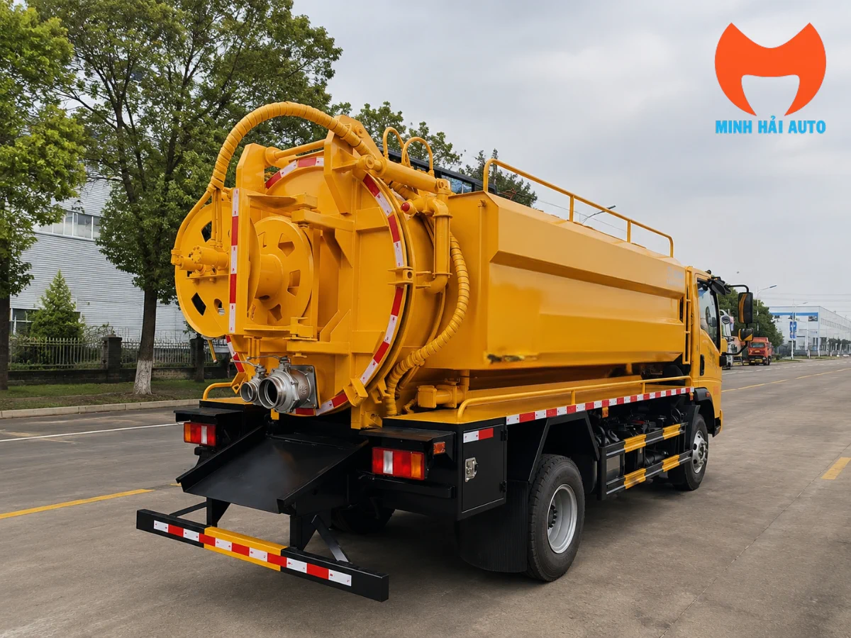 Cửa xả và hệ thống hút chất thải phía sau xe Homan M3