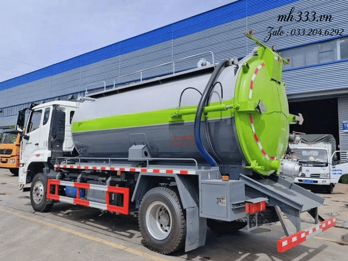 Hệ thống ống hút dài 10 mét của xe hút hầm cầu Howo 2 chân đang được triển khai.