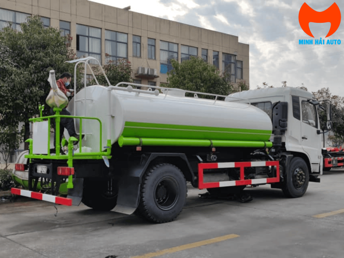 Hệ thống phun sau đa năng của xe xi téc nước 9m3 Dongfeng, bao gồm súng phun cao áp.