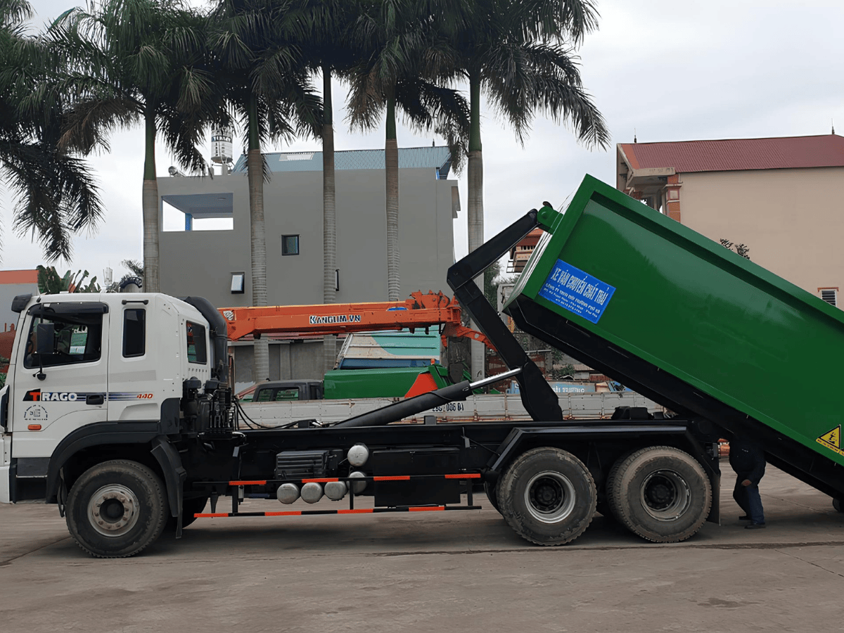 Hệ thống thủy lực và tay cần chính của xe hooklift Hyundai 22m³, cho thấy kết cấu chắc chắn và khả năng chịu tải cao.