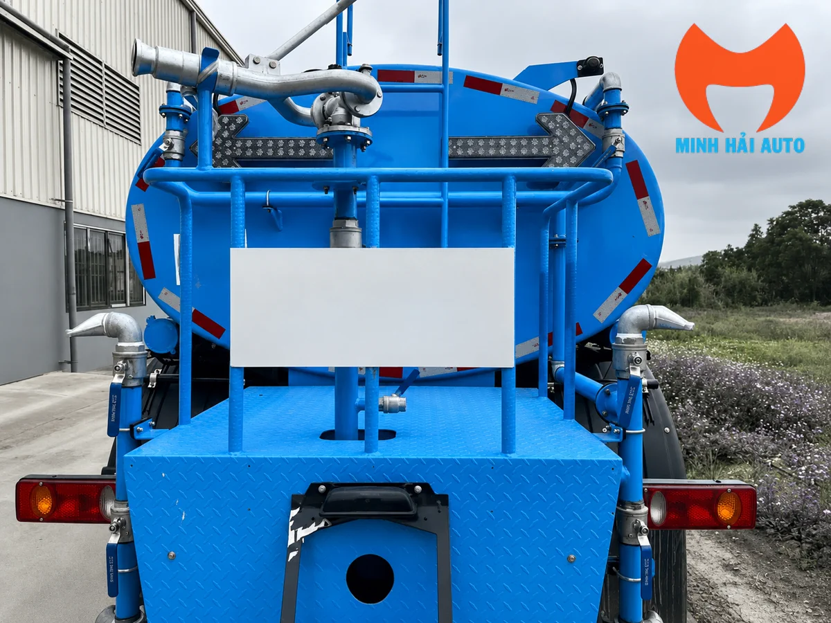 Hệ thống van và đường ống phía sau xe phun nước 9 khối