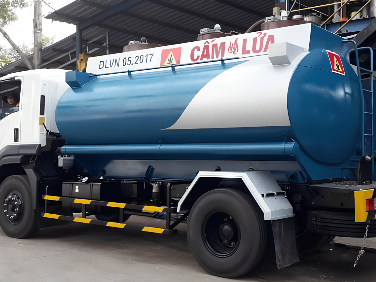 Hệ thống van xả và thiết bị an toàn trên xe xi téc chở xăng Isuzu 12 khối.