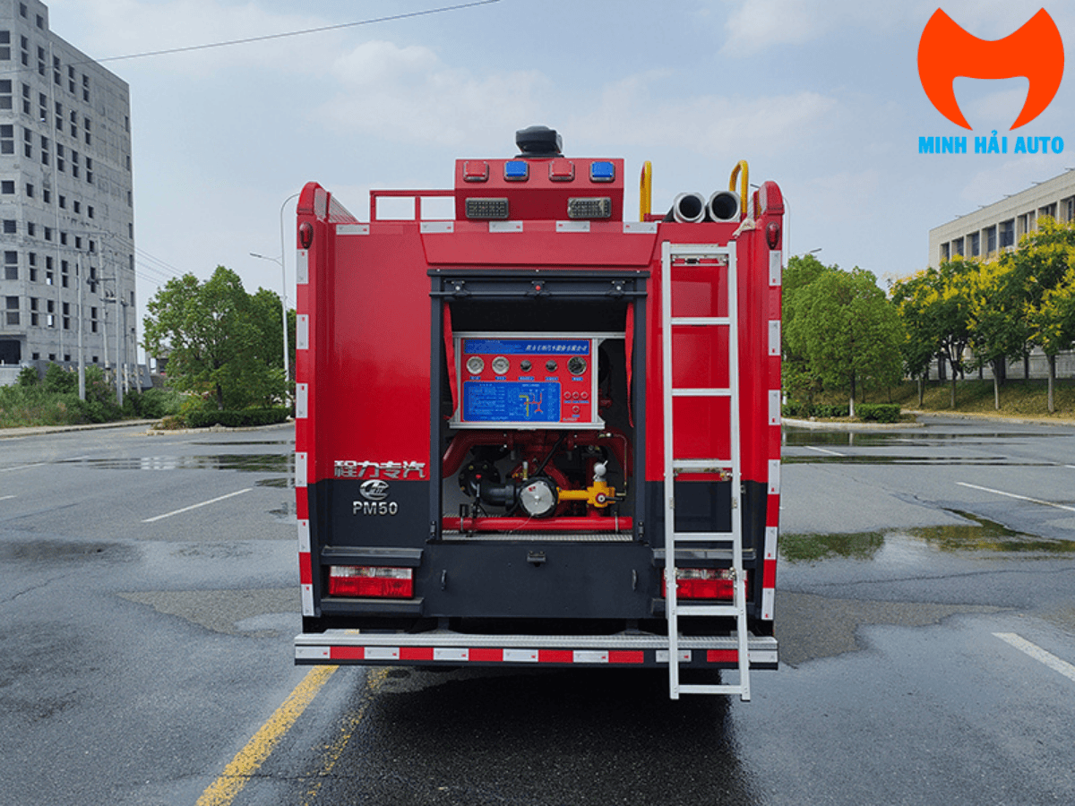 Hệ thống bơm và súng phun nước trên xe cứu hỏa cabin kép Dongfeng 5 khối.