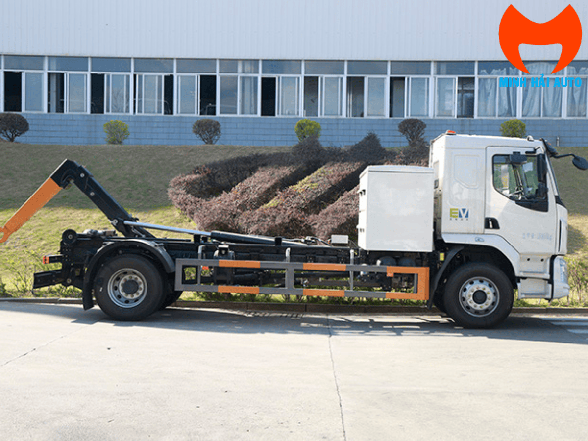 Hệ thống tay đòn hooklift 14 tấn đang nâng hạ thùng container một cách dễ dàng.