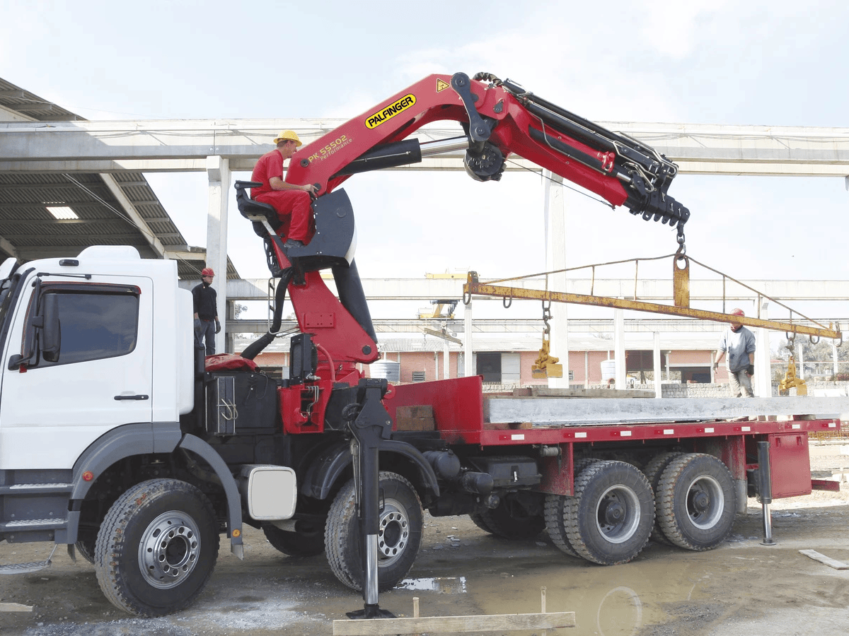 Hình ảnh cẩu gập Palfinger 20 tấn PK 55502 được lắp đặt trên xe tải 4 chân.