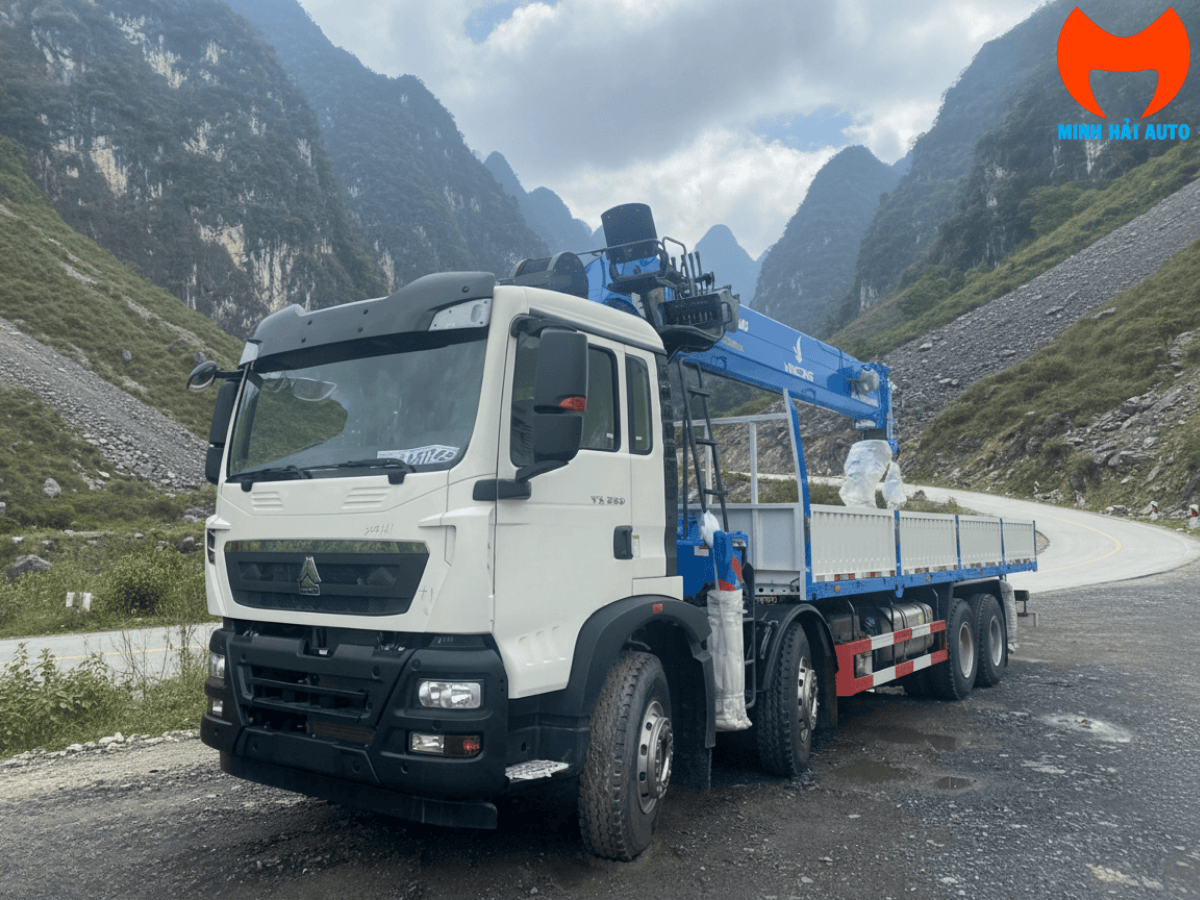 Hình ảnh cẩu XCMG 20 tấn với thiết kế 1 ty nâng sát trụ, giải thích sự khác biệt về chiều cao nâng so với cẩu Hàn Quốc.
