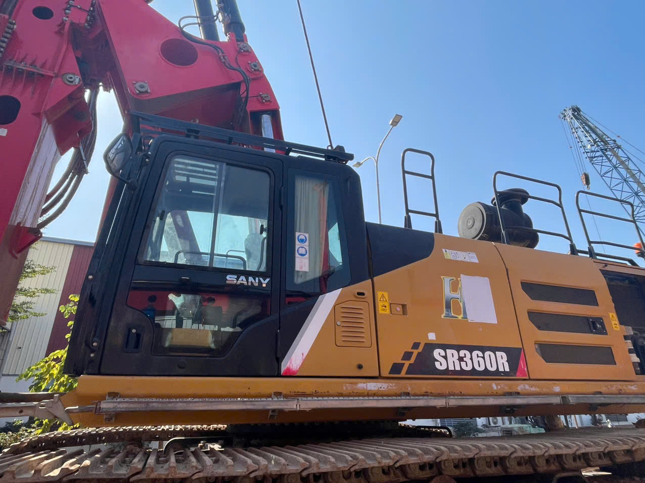 Hình ảnh máy khoan cọc nhồi SR360 SANY đang hoạt động tại một công trình lớn