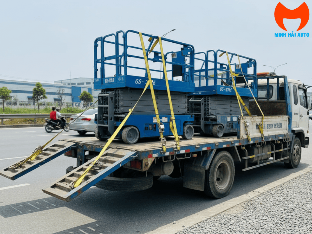 Hình ảnh một chiếc xe nâng người cắt kéo (scissor lift) màu vàng đang vươn cao, cho thấy rõ cơ chế nâng hạ hình chữ X và sàn thao tác có rào chắn an toàn.