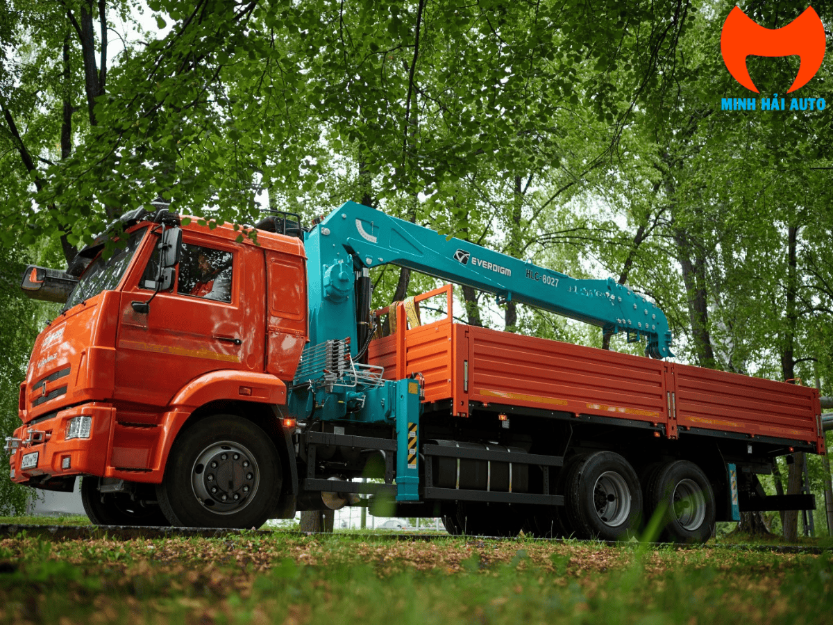 Hình ảnh thực tế xe cẩu tự hành 8 tấn Hyundai Everdigm HLC-8027 gắn trên xe tải Hyundai.