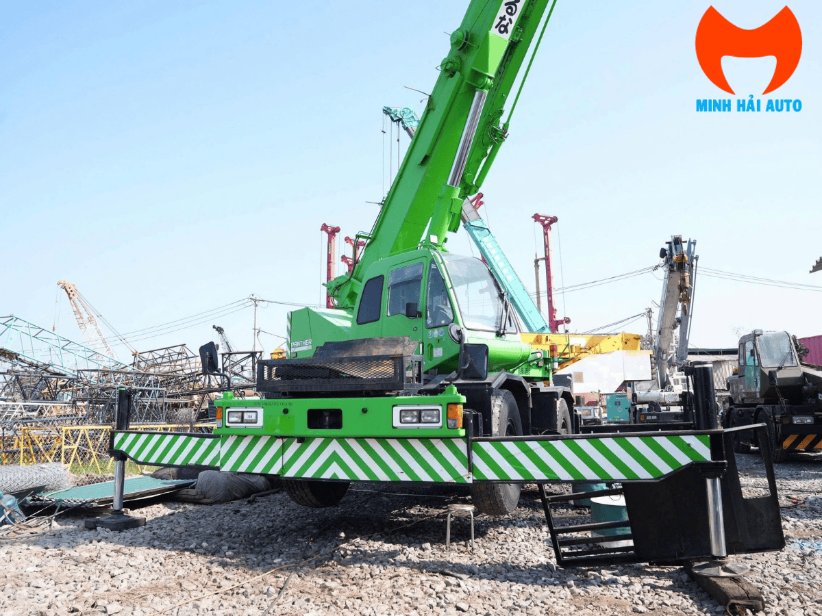 Hình ảnh tổng thể cẩu bánh béo 25 tấn Kobelco RK250-5 đang hoạt động tại công trường