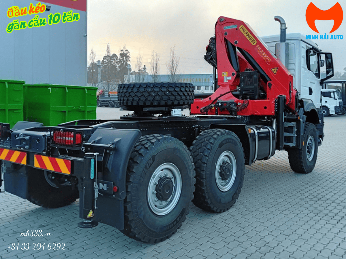 Hình ảnh tổng thể xe đầu kéo gắn cẩu 10 tấn MAN TGS 6x6 với cẩu gập Palfinger.
