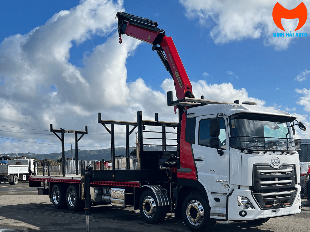 Hình ảnh tổng thể xe đầu kéo UD GWE 460 gắn cẩu gập Palfinger 6 tấn PK 19001
