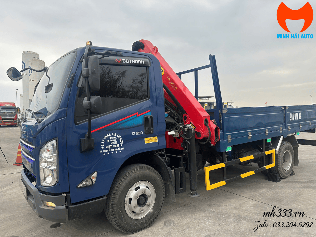 Hình ảnh tổng thể xe tải Đô Thành IZ650 gắn cẩu gập 3 tấn Palfinger PK 8500