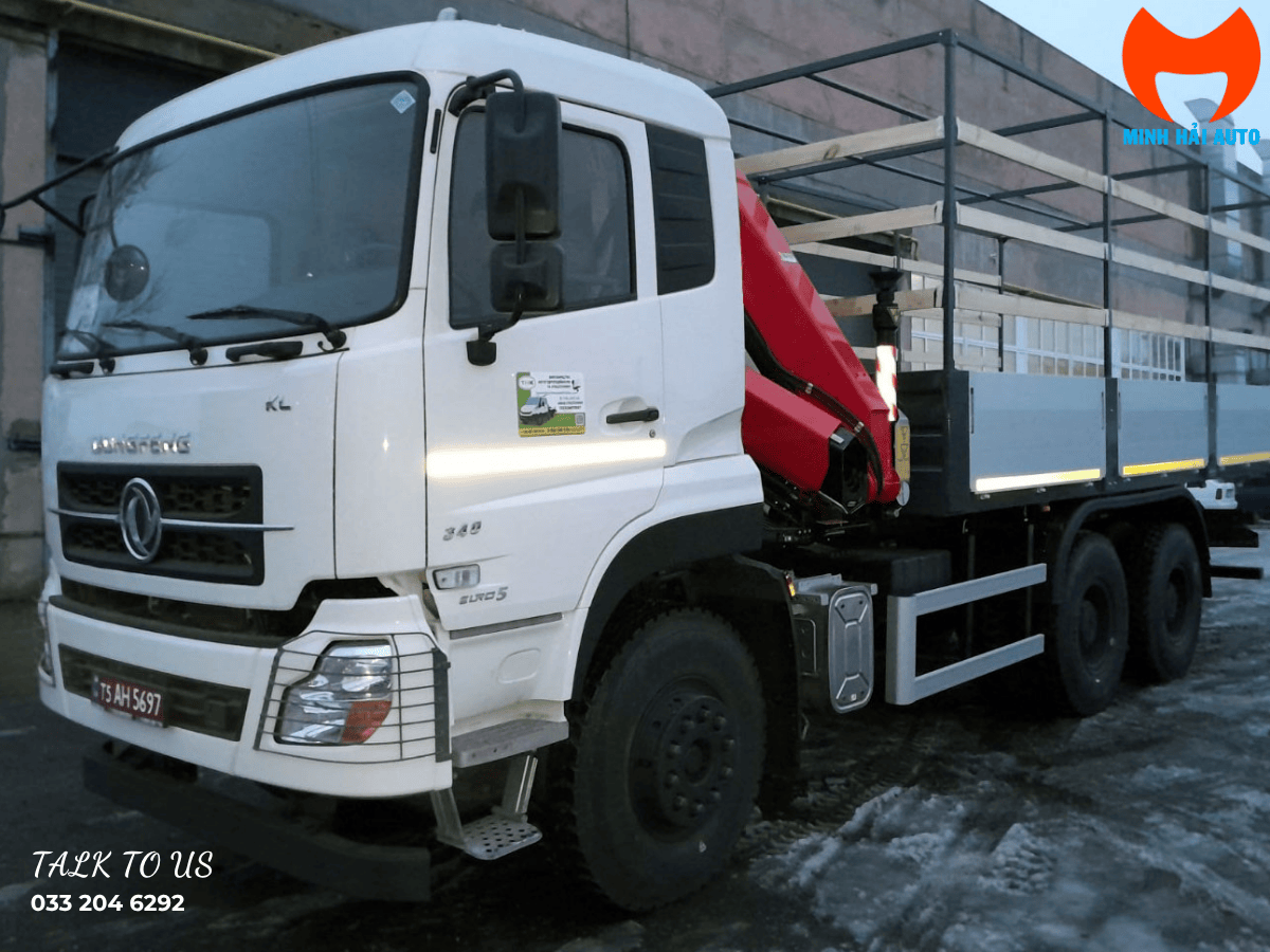 Hình ảnh tổng thể xe tải Dongfeng gắn cẩu gập Palfinger PK 16002 đang đỗ tại công trường.