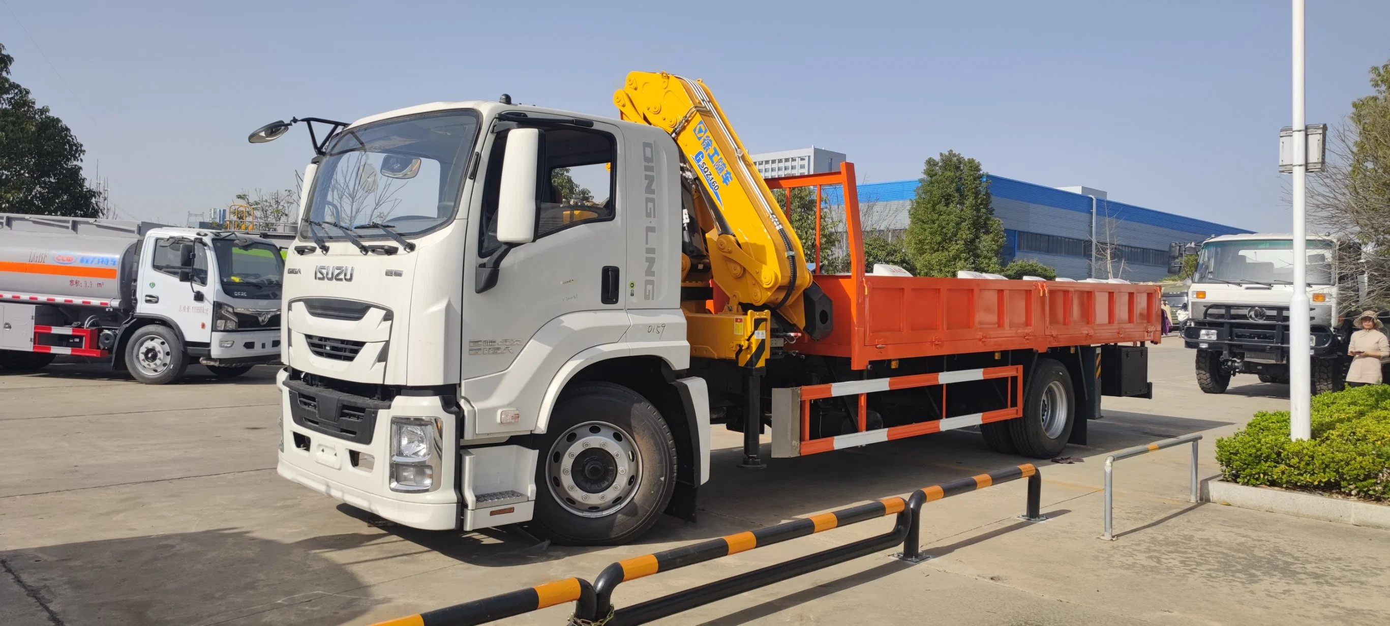 Hình ảnh tổng thể xe tải Isuzu Giga gắn cẩu gập 8 tấn XCMG màu trắng tại showroom Minh Hải Auto.