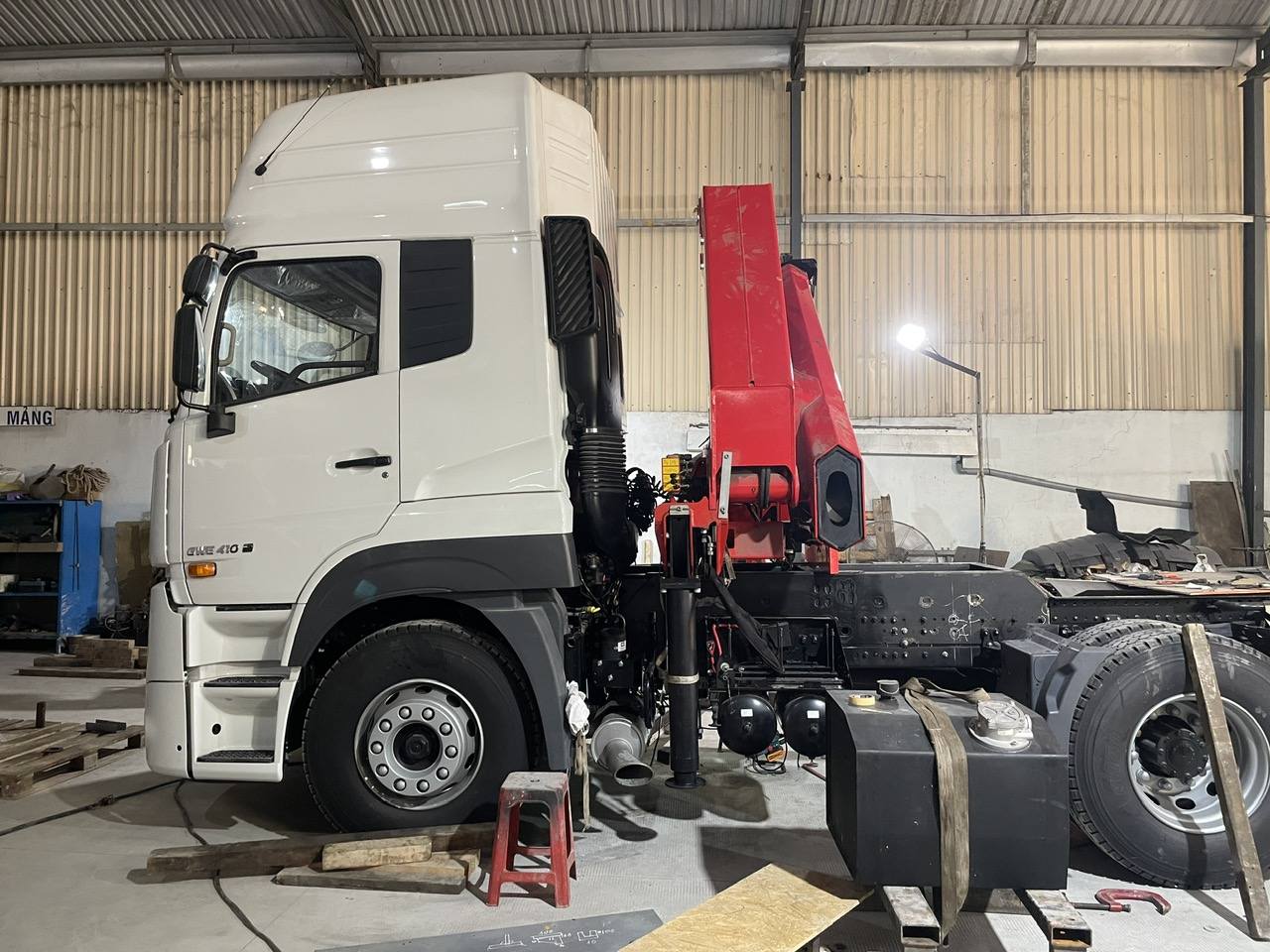 Hình ảnh xe đầu kéo gắn cẩu 12 tấn Palfinger PK 32080 trên nền xe UD GWE 410.