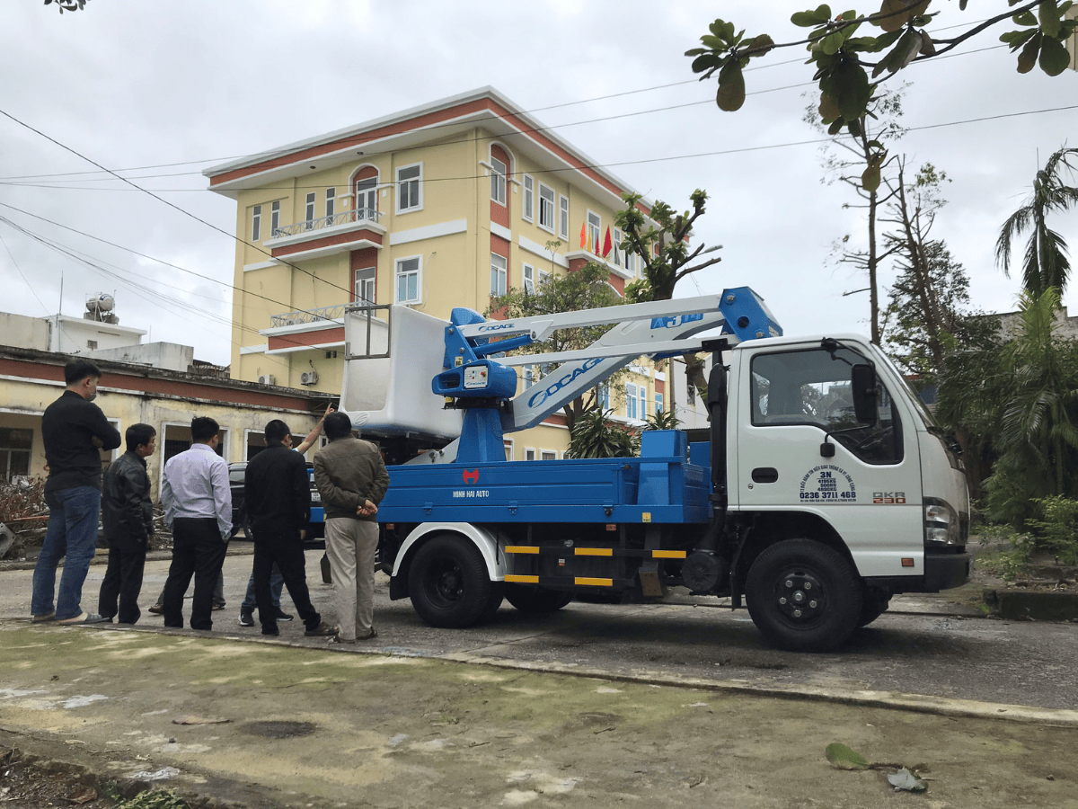 Hình ảnh xe Isuzu gắn thang nâng Socage nhập khẩu Italy, model mới 2025, có chiều cao làm việc tối đa 13.7m và tải trọng 225kg, chuyên dụng cho công việc trên cao.