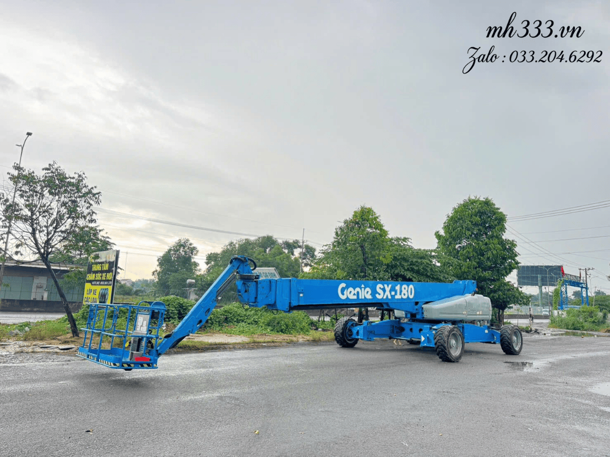 Hình ảnh xe nâng người 57m Genie SX-180 đang vươn cần tối đa tại một công trường điện gió.