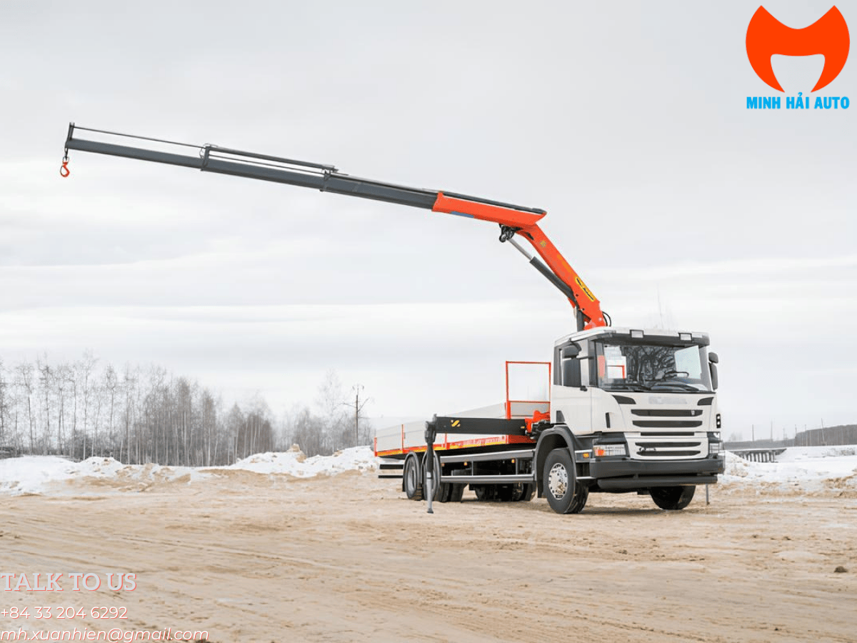 Hình ảnh xe tải hạng nặng được trang bị cẩu gập Palfinger PK16001 A đang hoạt động tại một công trường, thể hiện sức mạnh và tính linh hoạt.