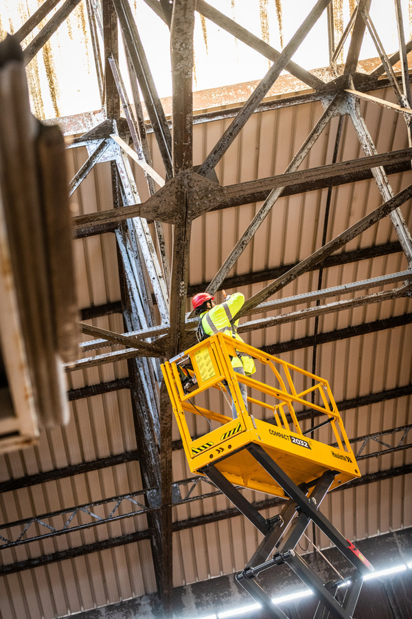 Hình ảnh tổng thể xe nâng người cắt kéo 8m Haulotte COMPACT 2032 E chính hãng tại Minh Hải Auto