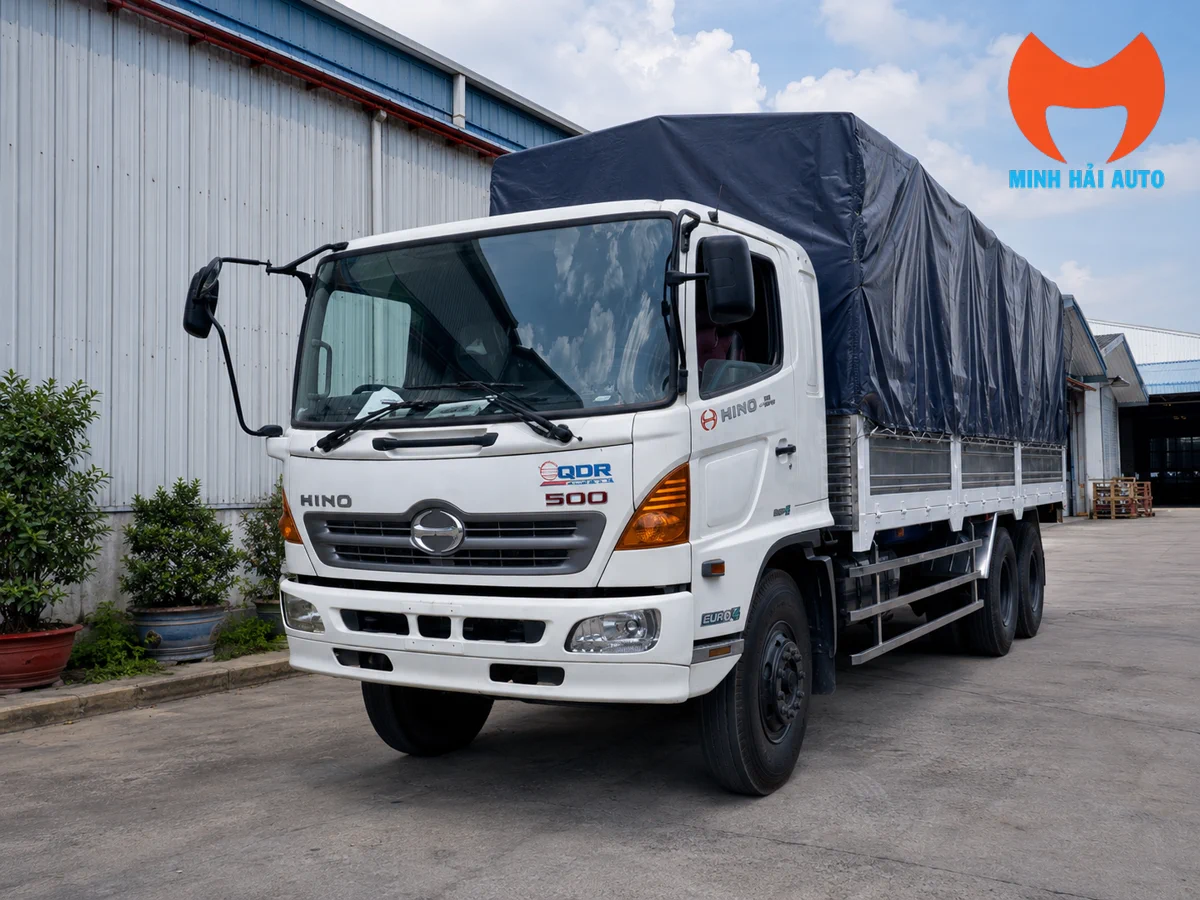 Xe tải Hino 500 Series FM 16 tấn thùng mui bạt góc trước