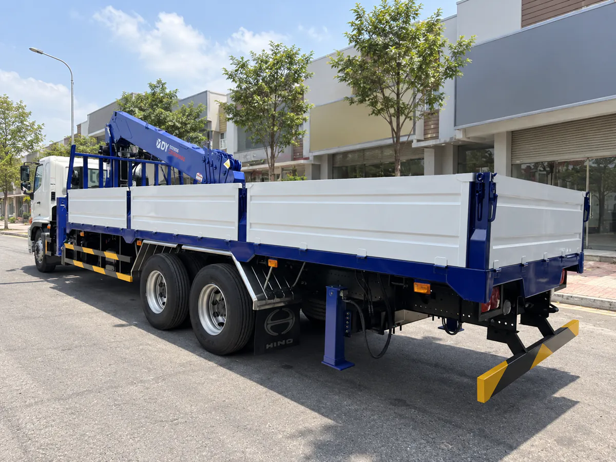 Thùng lửng trắng khung xanh trên xe Hino gắn cẩu Dongyang nhìn từ góc sau bên trái