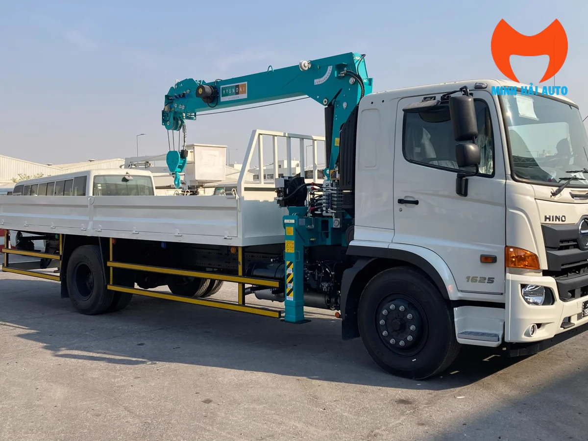 Xe tải Hino gắn cẩu Hyundai nhìn từ phía bên phải