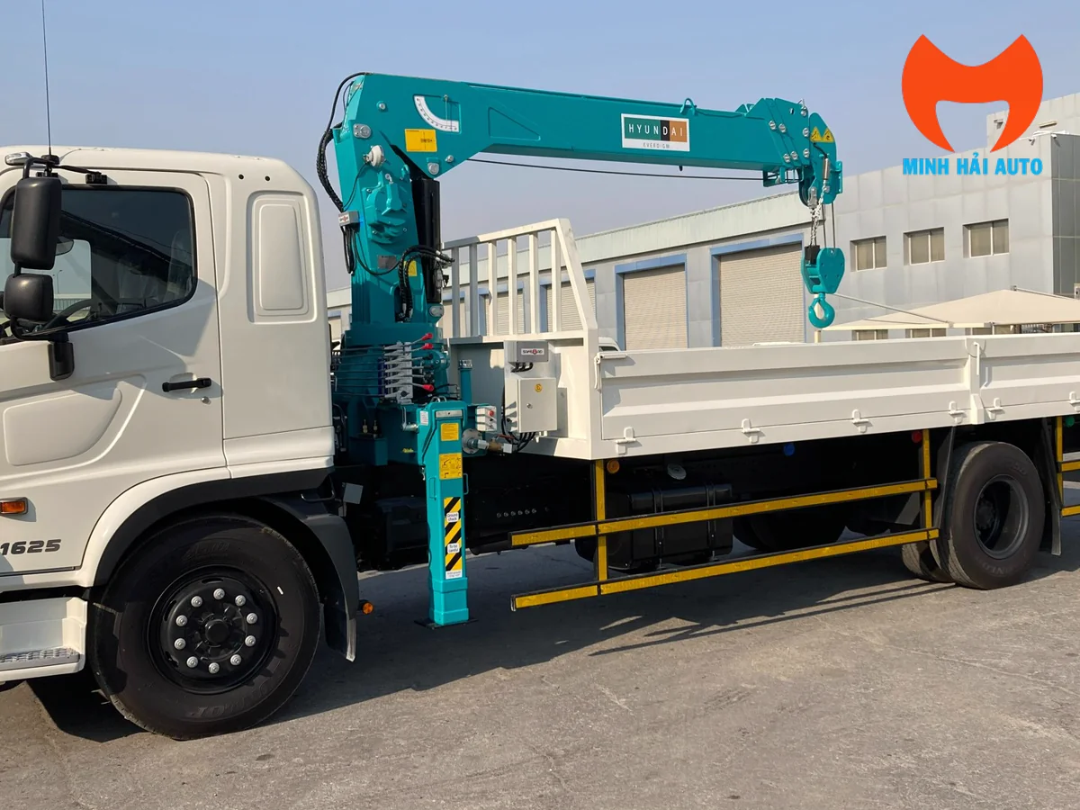 Thân xe tải Hino gắn cẩu Hyundai và thùng lửng nhìn từ bên hông