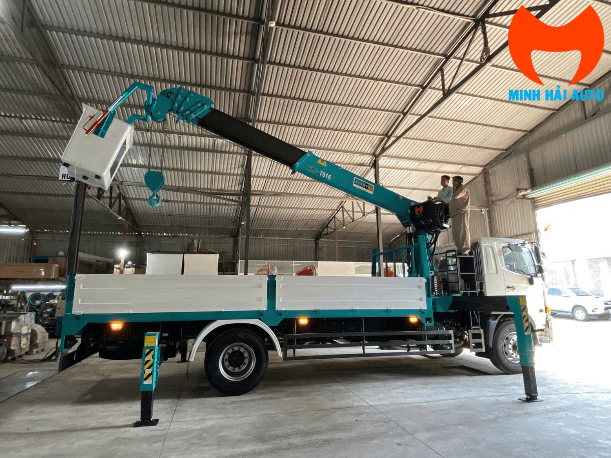 Hino FG 2 chân có rổ nâng người