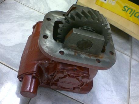 Bộ trích công suất (P.T.O. - Power Take-Off) của cẩu HYUNDAI EVERDIGM
