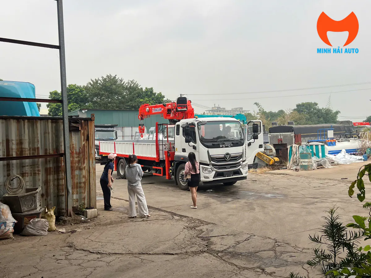 Xe tải gắn cẩu ống lồng màu đỏ với thùng bửng trắng đỏ đã hoàn thiện tại bãi xưởng Minh Hải Auto