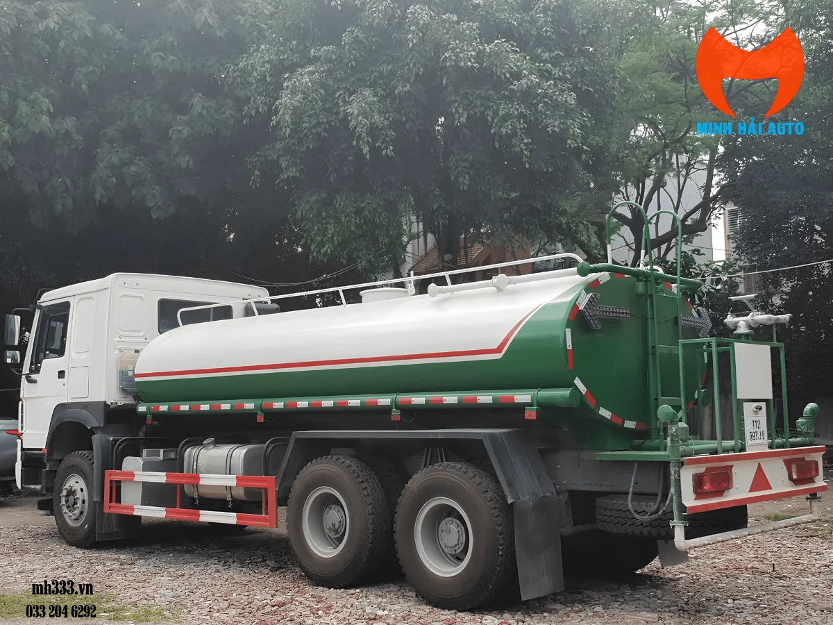 Bồn nước và sàn thao tác phía sau xe HOWO