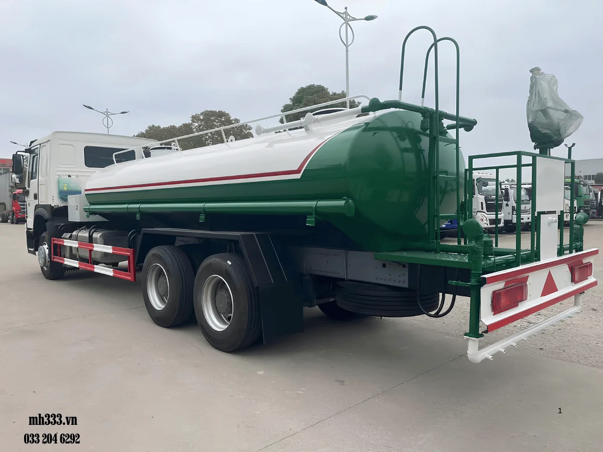 Bồn nước xanh trắng và sàn thao tác phía sau xe HOWO