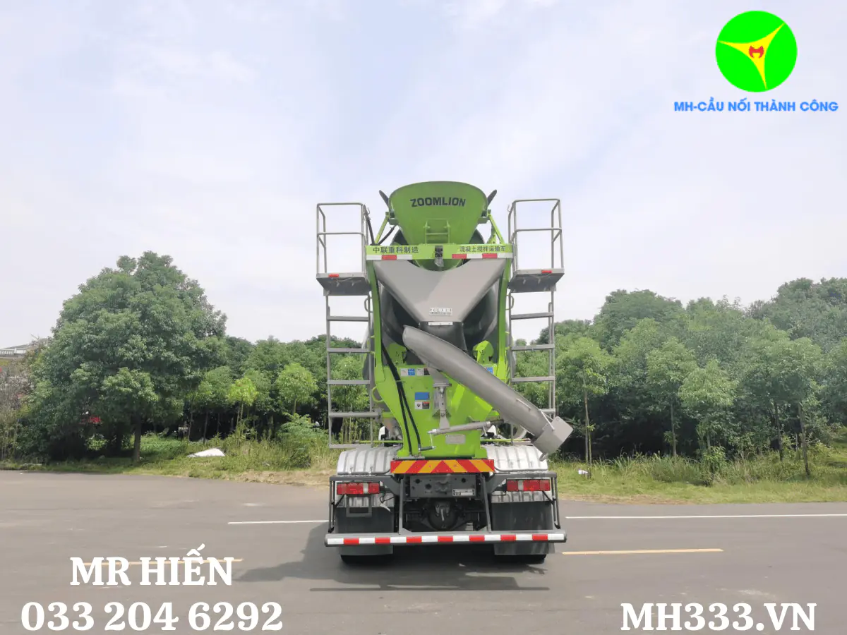 Bồn và máng xả xe trộn bê tông Howo nhìn từ phía sau