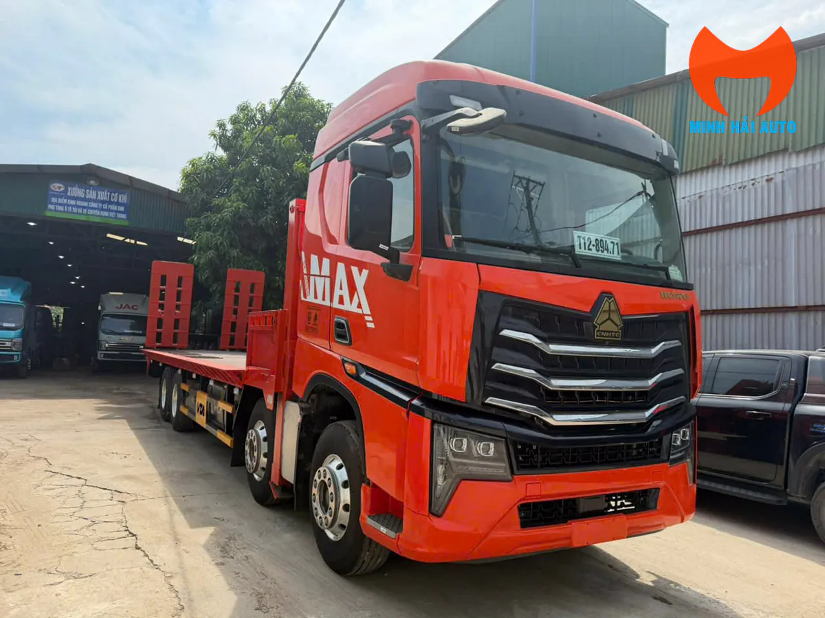 Cabin và sàn chở máy HOWO MAX 4 chân nhìn từ phía trước bên phải