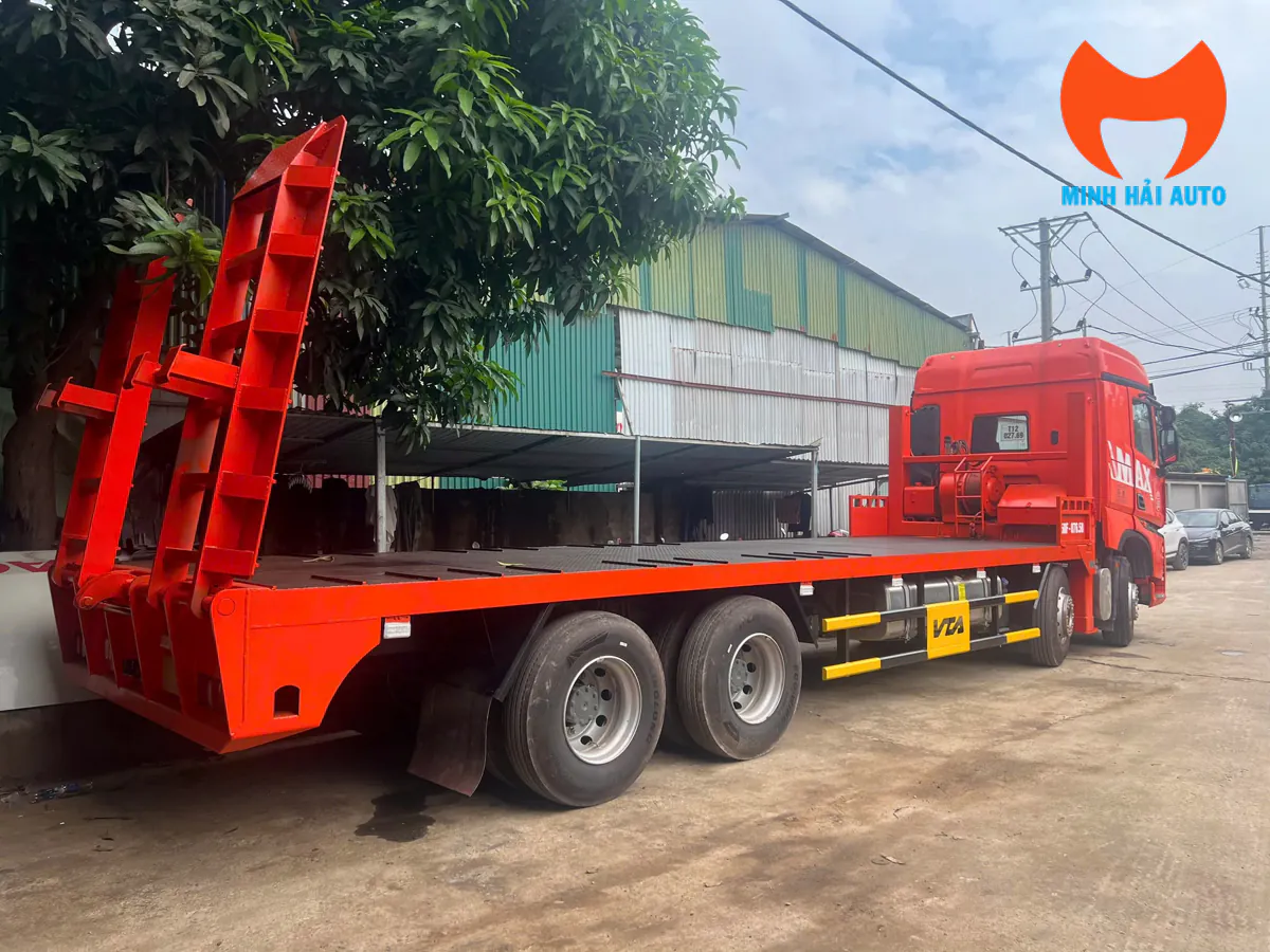 Sàn chở máy và thang đuôi HOWO MAX 4 chân nhìn từ phía sau bên phải